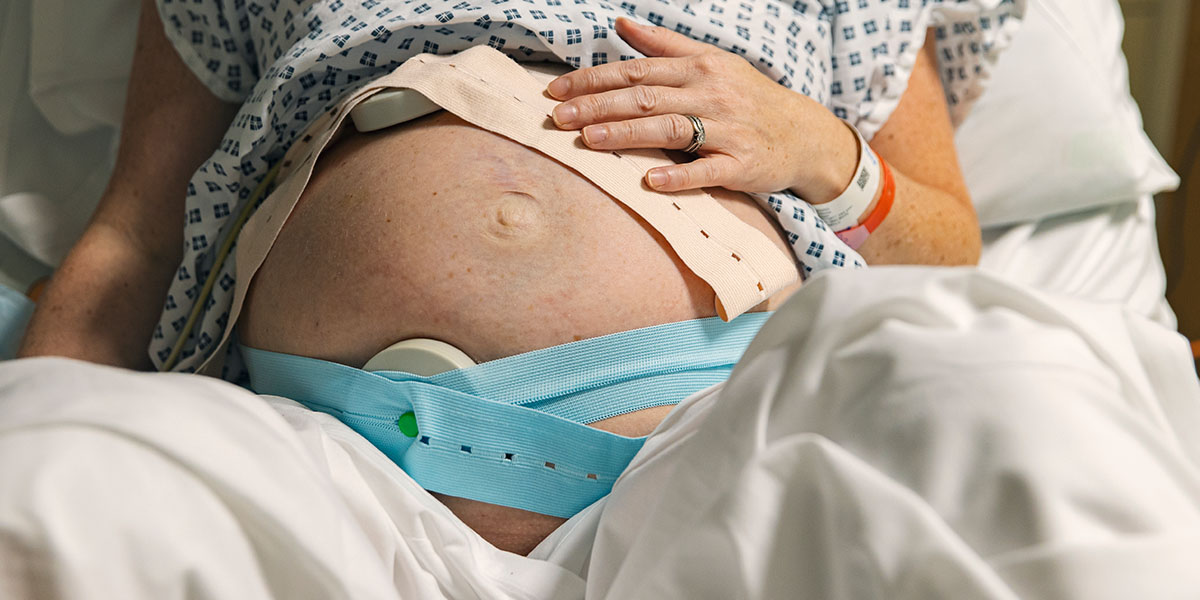 birth pregnant 男が抱きしめながら病院で出産する妊婦写真素材613895423 ...